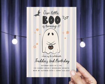 Puede incluir: Una tarjeta de invitación de cumpleaños rectangular con un fondo de rayas verticales gris claro y blanco. Presenta una ilustración central de un fantasma sosteniendo un pequeño cubo de calabaza, rodeado de murciélagos y estrellas naranjas, con el texto Our little BOO is turning 2! Join us to celebrate Freddie's 2nd Birthday, October 28th at 3 PM, 123 Cherry Drive, Woodland Heights, RSVP by October 24th, Jenny 555.5555.