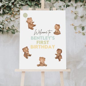 Puede incluir: Bienvenido al primer cumplea&ntilde;os de Bentley con un fondo blanco y osos de peluche marrones con detalles verdes y amarillos.