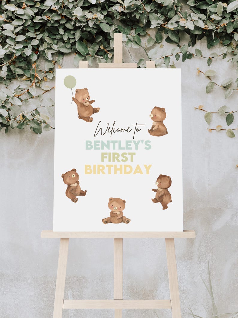 Puede incluir: Bienvenido al primer cumplea&ntilde;os de Bentley con un fondo blanco y osos de peluche marrones con detalles verdes y amarillos.