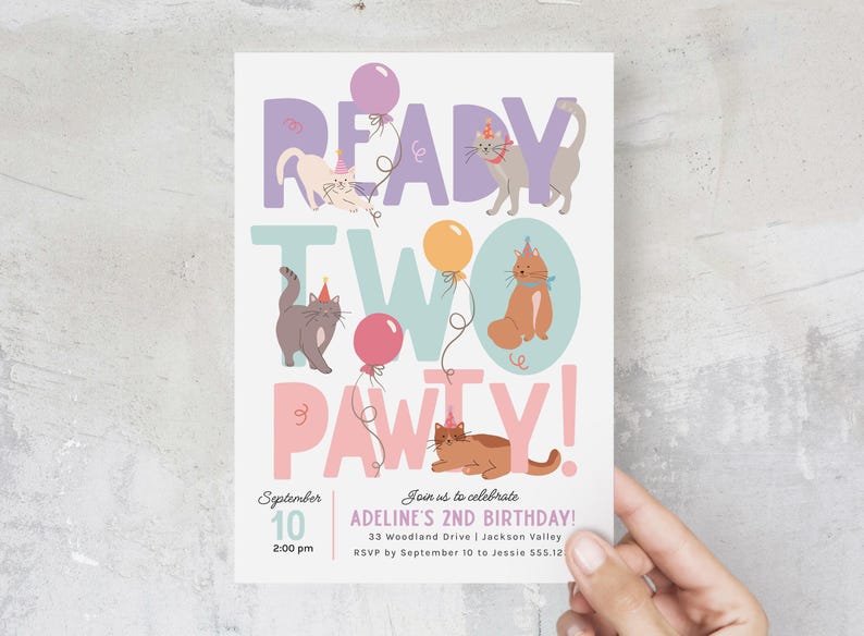 Op de afbeelding: Een roze en paarse verjaardagsuitnodiging met de tekst "Ready Two Pawty!" en illustraties van katten met ballonnen. De uitnodiging is voor een 2e verjaardagsfeestje voor Adeline. De datum is 10 september om 14:00 uur. Het adres is 33 Woodland Drive, Jackson Valley. RSVP v&oacute;&oacute;r 10 september aan Jessie 555.12.