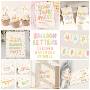 Puede incluir: Una colección de decoraciones de fiesta en colores pastel para una celebración de segundo cumpleaños. El conjunto incluye invitaciones, etiquetas de agradecimiento, adornos para cupcakes, pancartas, etiquetas de comida y letreros de fiesta. Los diseños presentan lunares y letras estilo globo.