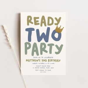 K&ouml;nnte beinhalten: Eine Geburtstagseinladung mit dem Text "Ready Two Party" in gr&uuml;ner, blauer und goldener Schrift. Die Einladung ist f&uuml;r Matthews 2. Geburtstag und enth&auml;lt Datum, Uhrzeit und Ort der Party.