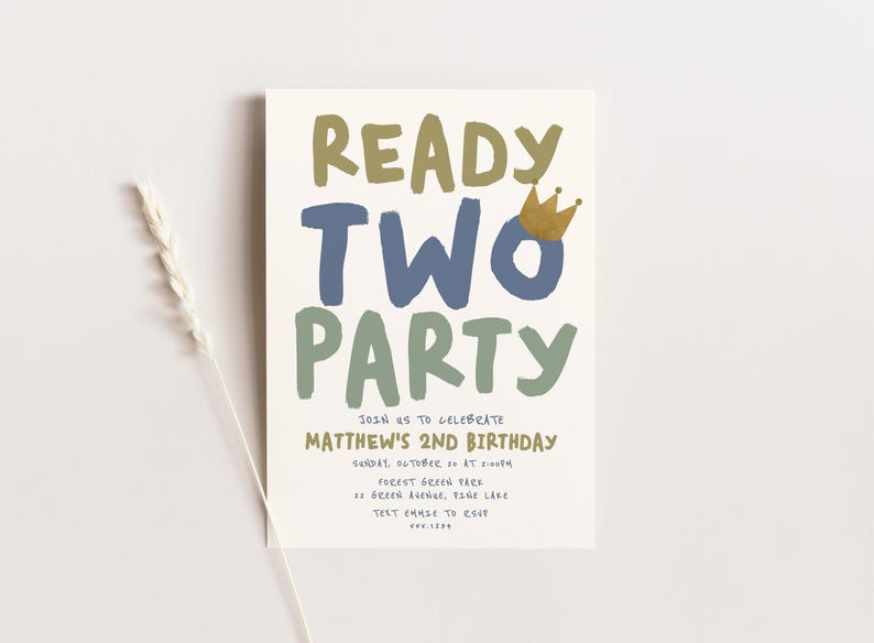K&ouml;nnte beinhalten: Eine Geburtstagseinladung mit dem Text "Ready Two Party" in gr&uuml;ner, blauer und goldener Schrift. Die Einladung ist f&uuml;r Matthews 2. Geburtstag und enth&auml;lt Datum, Uhrzeit und Ort der Party.
