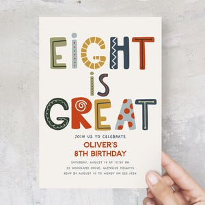 Könnte beinhalten: Eine Geburtstagseinladung mit dem Text "EIGHT IS GREAT" in farbenfrohen, verspielten Buchstaben. Die Einladung enthält Details für Olivers 8. Geburtstagsfeier, mit Datum, Uhrzeit und Ort unter dem Haupttext.