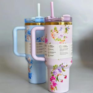 Vaso Stanley Quencher personalizado Love Shack Fancy de 40 oz, diseño floral, regalo personalizado para ella, taza de viaje térmica para café, taza portátil para coche
