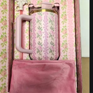 Vaso Stanley personalizado Love Shack Fancy de 40 oz - Azul, rosa, Rosa Beaux, floral, regalo personalizado para ella, taza Stanley portátil para auto