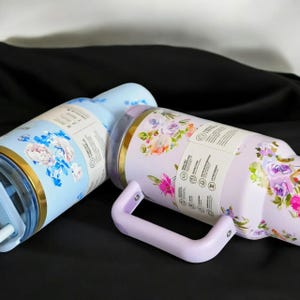 Vaso Stanley personalizado Love Shack Fancy de 40 oz - Azul, rosa, Rosa Beaux, floral, regalo personalizado para ella, taza Stanley portátil para auto