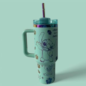 Vaso personalizado Stitch Stanley de 40 oz: regalo para mamá, taza de café adorable para ella, vaso de viaje Stitch, taza portátil para coche, regalo para niños