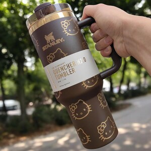 Taza Stanley personalizada de Hello Kitty de 40 oz: un bonito regalo para estudiantes, taza portátil para coche, un bonito regalo para ella, vaso de Hello Kitty, regalo para niños.