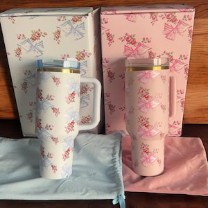 Personalized Love Shack Fancy 40oz Floral Stanley Tumbler Rosa Beaux Pink Blue Quencher, Custom Gifts for Her, Blue Pink Bow Stanley Cup