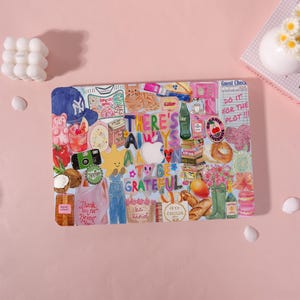 Può includere: Una skin decorativa per laptop con un collage di illustrazioni e testo. Il design include un berretto da baseball, un gatto, una mela, una fotocamera e le parole "THERE'S ALWAYS A WAY TO BE GRATEFUL".