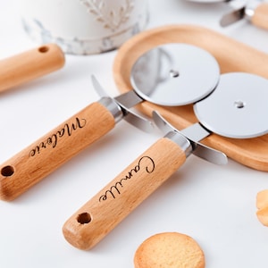 Personalisierter, gravierter Pizzaschneider. Geschenke passend für Pizzaliebhaber und Brautpaare