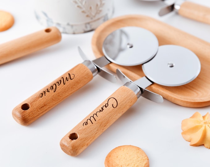 Personalized, engraved pizza cutter. Gifts suitable for pizza lovers and newlyweds