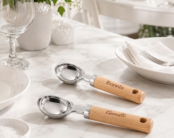 Personalisierte Eiskugelzange – Gravierter Stahl- und Holzgriff (Gastgeschenk für Hochzeiten)