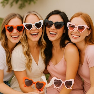 Maßgeschneiderte Sonnenbrille mit herzförmigem Rahmen, Brautgeschenk, personalisiertes Brautjungferngeschenk, unvergessliches Hochzeitsandenken für Braut und Brautjungfern