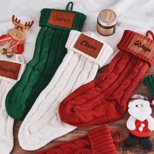 Personalisierte gestrickte Weihnachtsstrümpfe mit Lederpatch und Nachnamengravur, perfekt für Weihnachts- oder Brautjungferngeschenke.