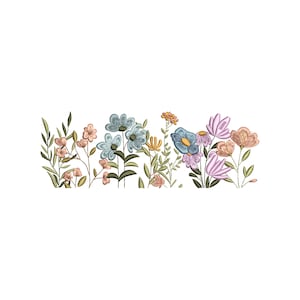 Puede incluir: Un diseño floral bordado con una variedad de flores en tonos azules, rosas y amarillos, con hojas y tallos verdes. El diseño está sobre un fondo blanco, creando una ilustración botánica delicada y detallada.