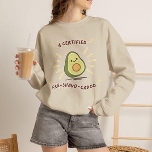 Moletom com gola redonda e estampa de abacate fresco certificado | Moletom com estampa de fruta bordada