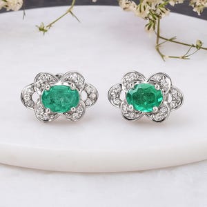 Bloemenoorbellen smaragd en diamant: sterlingzilveren geboortesteen mei