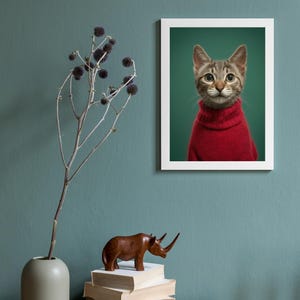 Poster di gatto con maglione rosso – immagine divertente di un animale | Stampa artistica per camerette di bambini e amanti dei gatti | Idea regalo | stile scandinavo