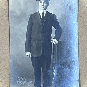 Un hombre elegante con sombrero de copa, postal con fotografía antigua original, imágenes de ayer, foto de Chas Dabby Spokane, suministros para manualidades