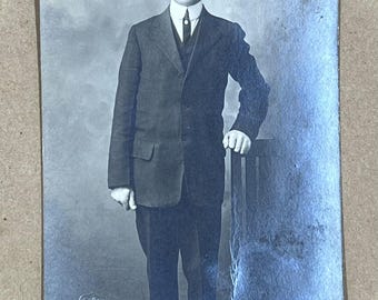 Ein eleganter Mann mit Hut, Original Antike Fotografie Postkarte, Bilder von Gestern, Foto von Chas Dabby Spokane, Bastelbedarf