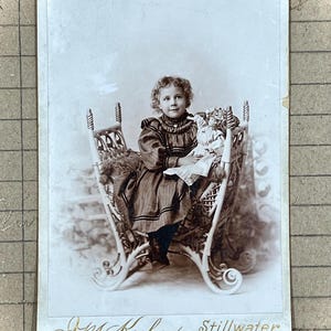 Antike Kabinett Karte Fotografie, entzückendes kleines Mädchen mit ihrer Babypuppe, Porträt, viktorianische Mode, Sammlerstück Dekor oder Bastelbedarf