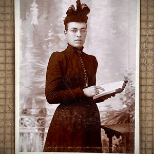 Mujer antigua original con sombrero elegante con Biblia, fotografía de libro, tarjeta de gabinete, imágenes de ayer, era victoriana, material de artesanía, coleccionable
