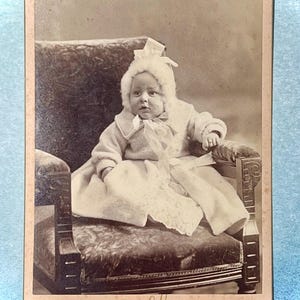 Fotografía antigua original de una niña envuelta en invierno que lleva un anillo, tarjeta de gabinete, imágenes de antaño c1900, fotografía coleccionable