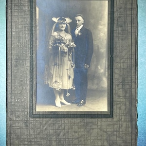Tarjeta de gabinete con pareja de novios antigua original, fotografía, tocado de novia único, imágenes de la boda de ayer, material para manualidades