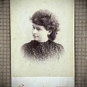 Fotografía original antigua de una mujer con un vestido adornado con canesú de cuentas, tarjeta de gabinete, imágenes de ayer, era victoriana, material de artesanía, coleccionable