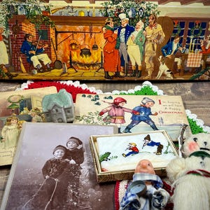 Sortimento de presentes de memórias de feriados vitorianos, cartão de gabinete, cartões postais de Natal dos anos 1920, brinquedo de palhaço, lenço infantil e muito mais
