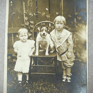 Postal original de dos niños con su perro, RPPC, fotografía coleccionable, material para manualidades