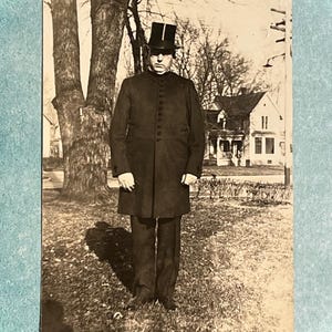 Un hombre elegante con sombrero de copa, postal con fotografía antigua original, imágenes de ayer, principios del siglo XX, material para manualidades