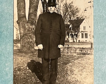 Ein eleganter Mann mit Hut, Original antike Fotografie Postkarte, Bilder von Gestern Anfang 1900, Bastelbedarf