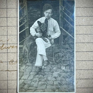 Postal original de un joven con su perro, RPPC, fotografía coleccionable, material para manualidades