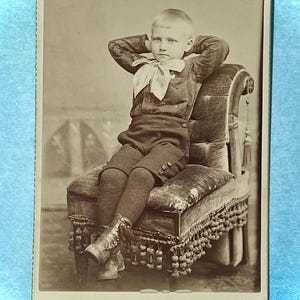 Fotografía antigua original, niño con pantalones cortos y botas con botones, tarjeta de gabinete, fotógrafo Farabaugh, imágenes de ayer, c1800, material para manualidades