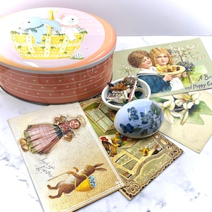 Assortimento pasquale originale vintage, scatola di latta inglese, scatola portaoggetti a forma di uovo in porcellana B&G, cartoline pasquali vittoriane, più ciondoli Cracker Jack