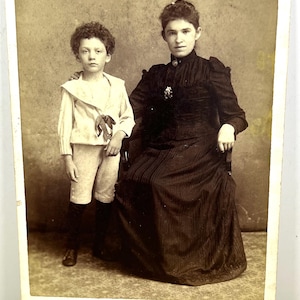 Fotografia originale antica di famiglia di una ragazza e un ragazzo, scheda di armadio, foto di ieri C1900, materiale per l'artigianato, fotografia da collezione