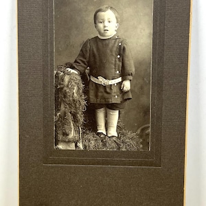 Fotografía antigua original de un niño, tarjeta de gabinete, imágenes de ayer, c. 1900, fotografía coleccionable, material para manualidades