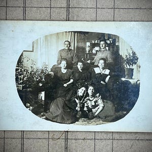 Fotografía antigua original, rara y única, grupo de amigos con antílope, postal fotográfica, imágenes de ayer, material para manualidades