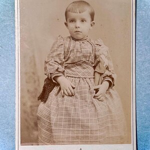 Niño antiguo original con muñeca, corte de duendecillo, fotografía, tarjeta de gabinete, imágenes de ayer c1900, fotografía coleccionable, material para manualidades