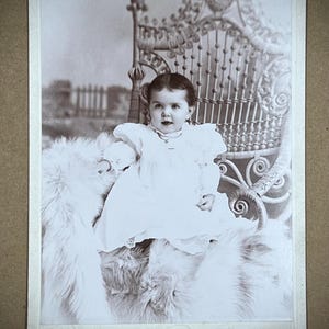 Fotografía antigua de gabinete, adorable niña con labios abiertos, retrato, moda victoriana, decoración coleccionable o material para manualidades
