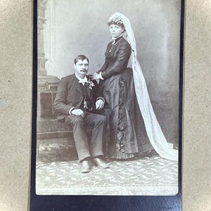 Tarjeta de gabinete original de pareja de novios antiguos, vestido de novia negro victoriano, fotografías, imágenes de la boda de ayer, material de artesanía