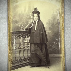 Mujer victoriana antigua con vestido de luto y paraguas, fotografía de Henry Bown, Londres, tarjeta de gabinete, siglo XIX, material de artesanía, objeto de colección