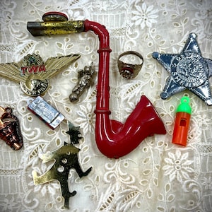 Vintage kinderprijs speelgoedkavel, kauwgombal, crackerjack, mondharmonica, fluitje, circusbeerbedel, ring, TWA-pin, Kazoo, verzamelobjecten, ambachten