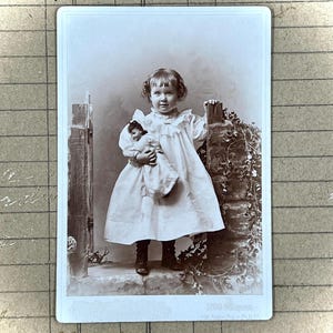 Fotografía antigua de gabinete, adorable niña con su muñeca, retrato, moda victoriana, decoración coleccionable o material para manualidades