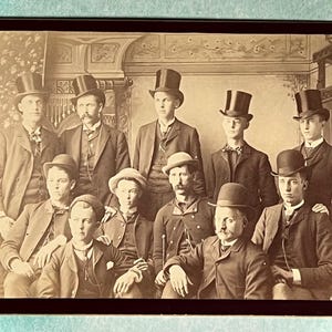 Fotografía antigua de hombres con sombreros de copa, bombines, imagen original, tarjeta de gabinete, fotos de ayer, c1900, coleccionable, material para manualidades