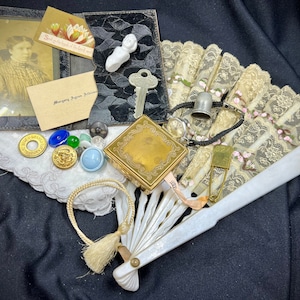Surtido de artículos antiguos pero buenos de la época victoriana, muñeca Charlotte de Frozen de Alemania, abanico de encaje, pañuelo, polvera, polvera Majestic, botones y más
