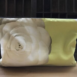 Bolsa média com zíper-floral com couro cinza e zíper cinza